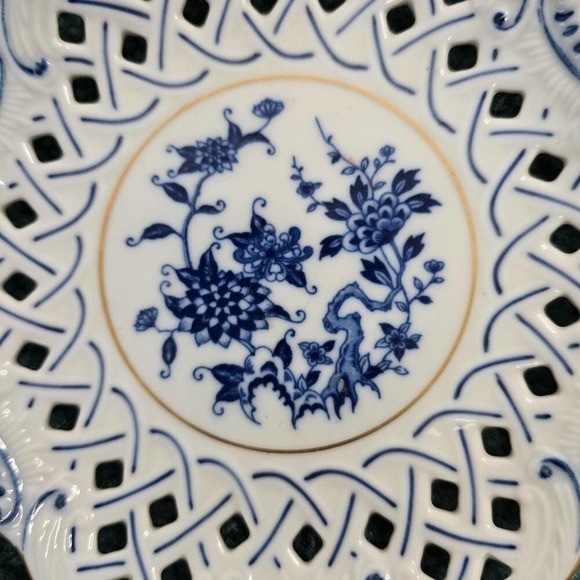 VINTAGE Blue Danube/Meissen? Cut Lace Plate 6 in Gold Rimmed Floral Wall Mount - Picture 3 of 6